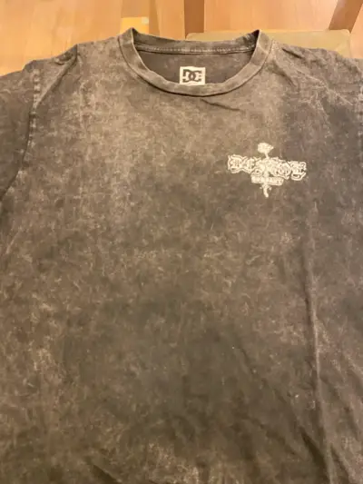 Polera DC Shoes negra con diseño gráfico - miniatura 1
