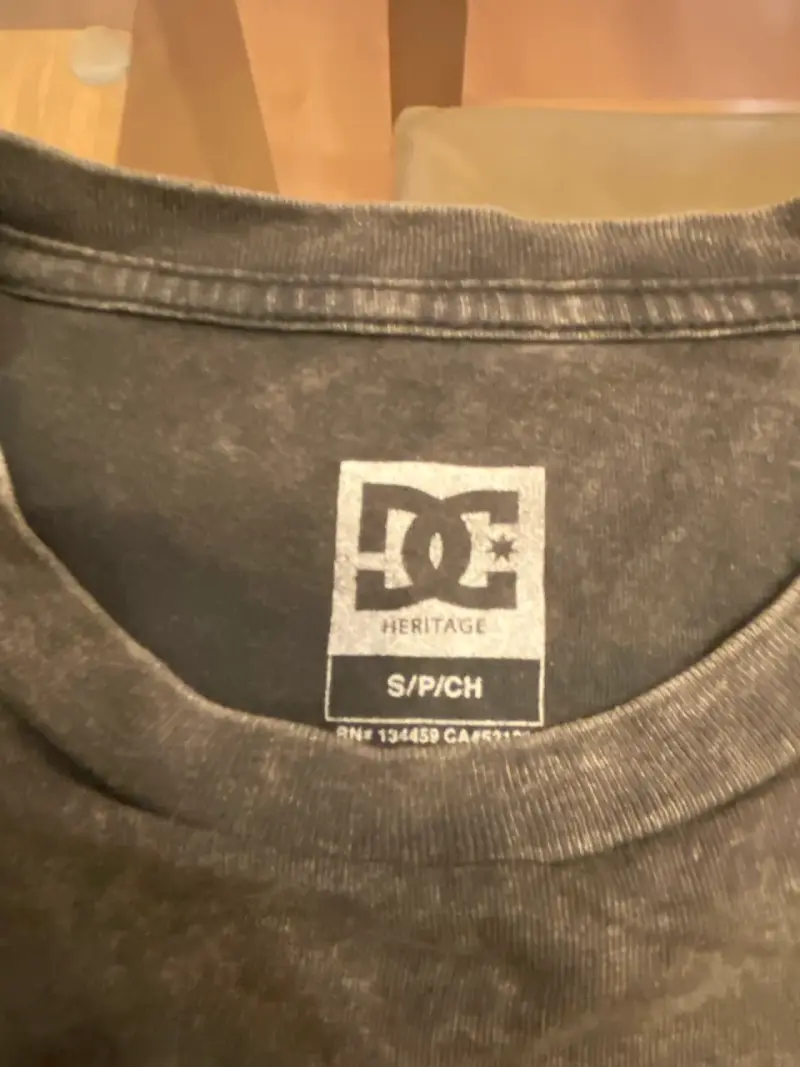 Polera DC Shoes negra con diseño gráfico - 3