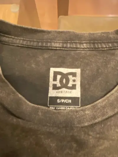 Polera DC Shoes negra con diseño gráfico - miniatura 3