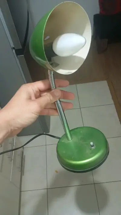 Lámpara de escritorio verde ajustable - miniatura 1