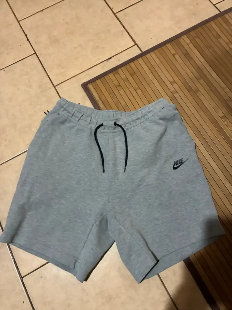 Shorts deportivos grises Nike para hombre