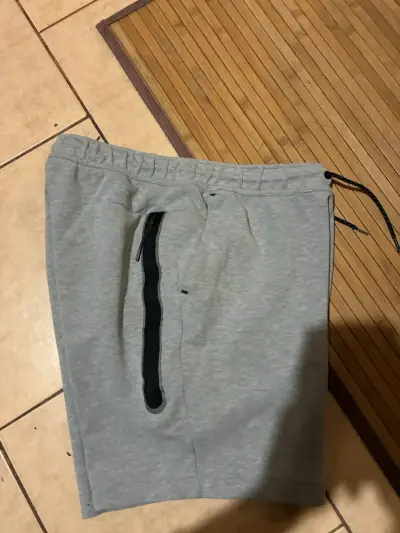 Shorts deportivos grises Nike para hombre - miniatura 2