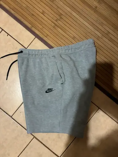Shorts deportivos grises Nike para hombre - miniatura 3