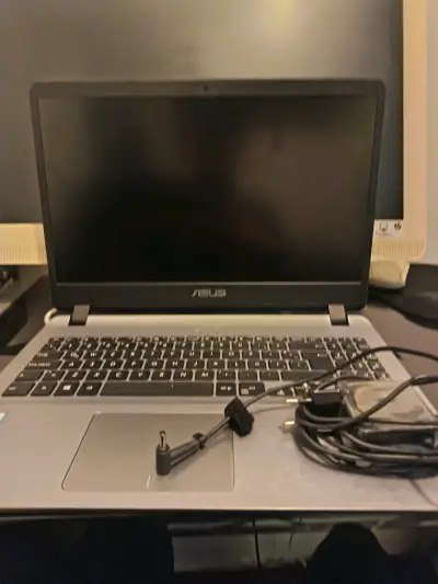 Laptop ASUS con cargador en buen estado - miniatura 1