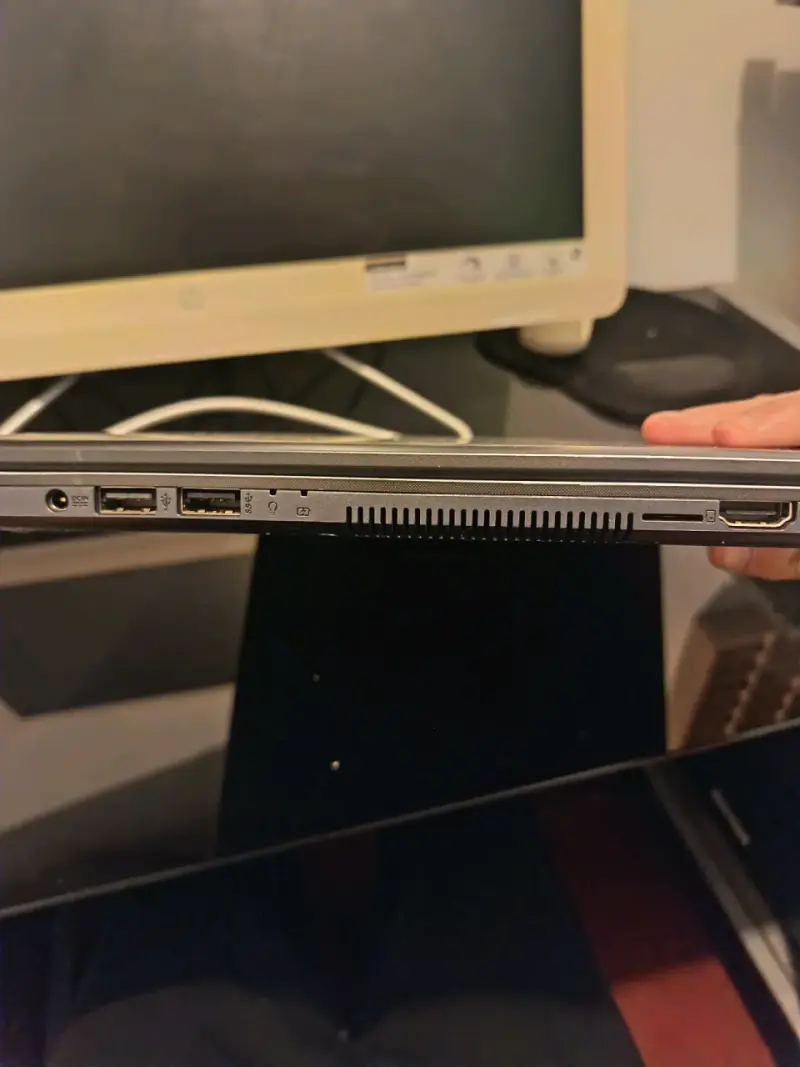 Laptop ASUS con cargador en buen estado - 3