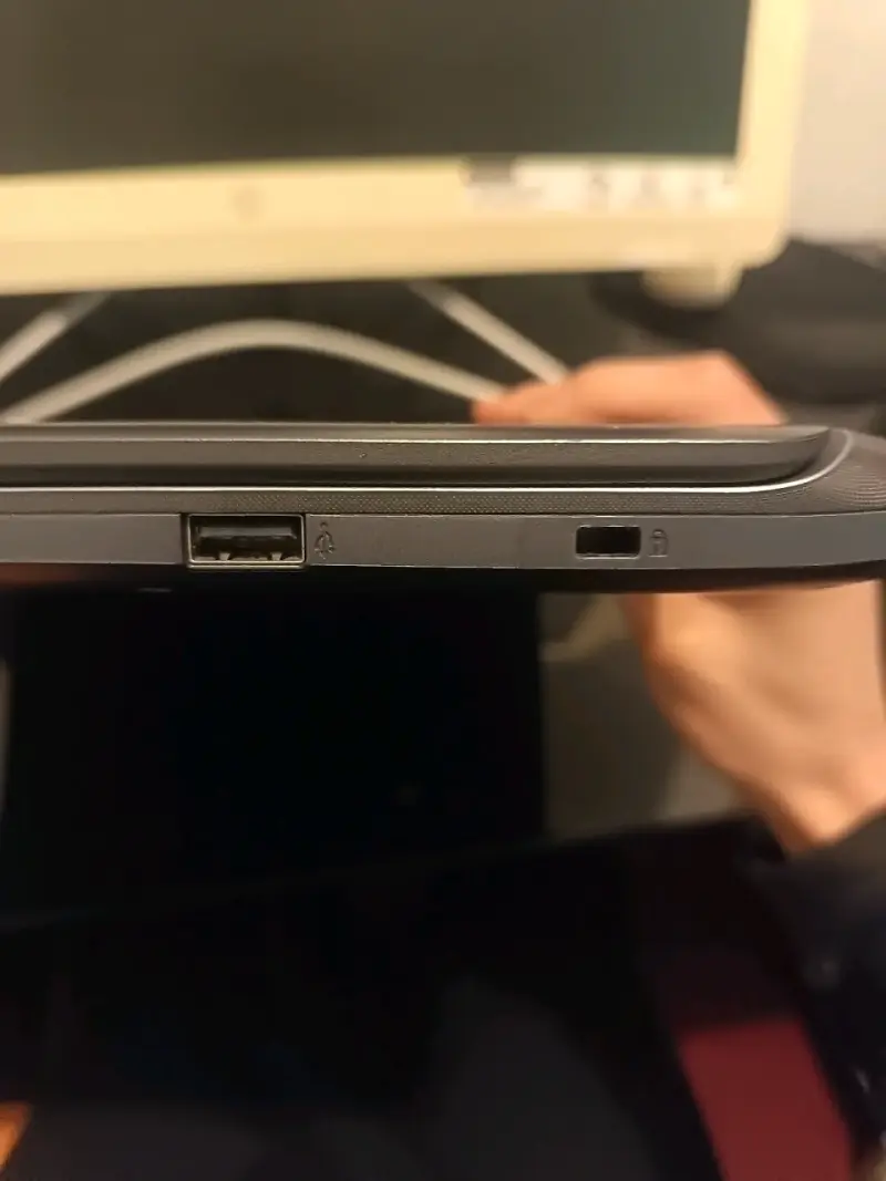Laptop ASUS con cargador en buen estado - 4