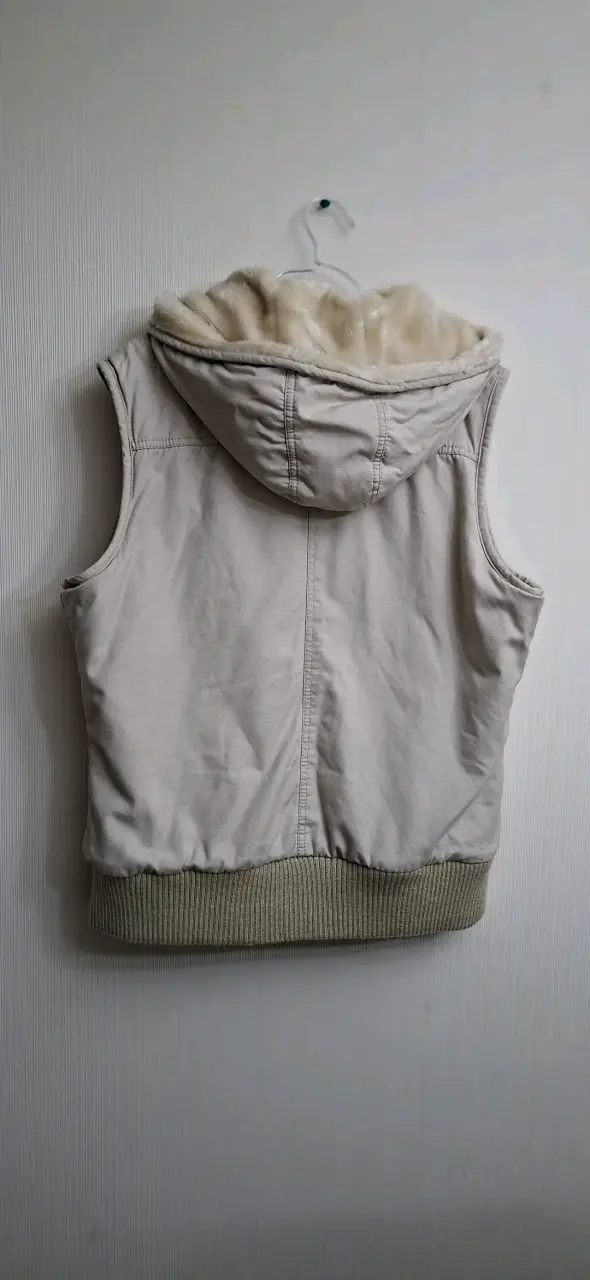 Chaleco sin mangas beige con capucha de piel sintética - 2