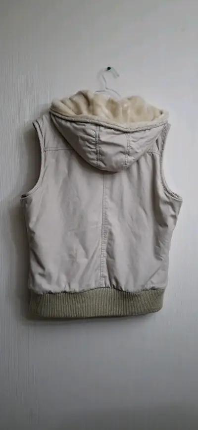 Chaleco sin mangas beige con capucha de piel sintética - miniatura 2