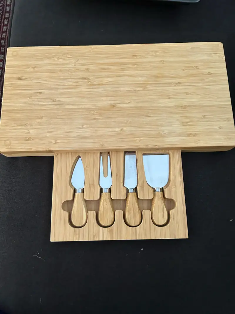 Tabla de bambú con set de cuchillos para queso