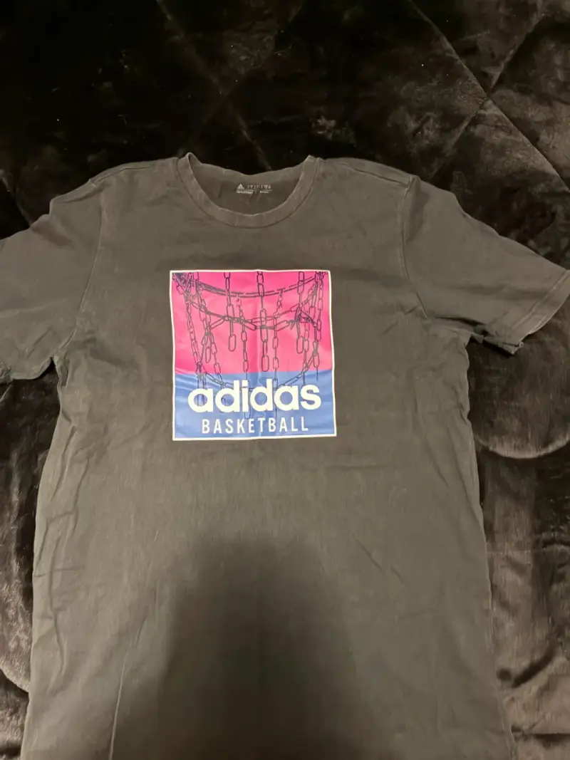 Polera Adidas Basketball negra con diseño gráfico