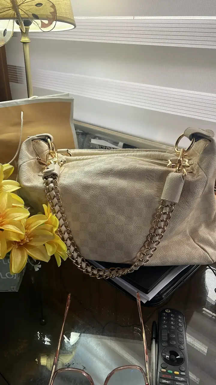Bolso de cuero beige Louis Vuitton con cadena dorada - 1
