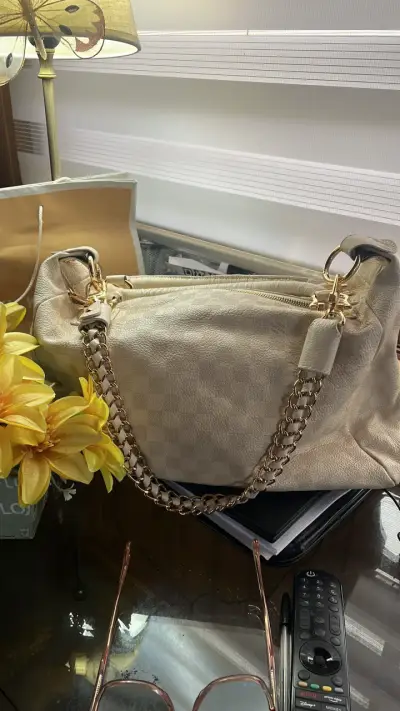 Bolso de cuero beige Louis Vuitton con cadena dorada - miniatura 1