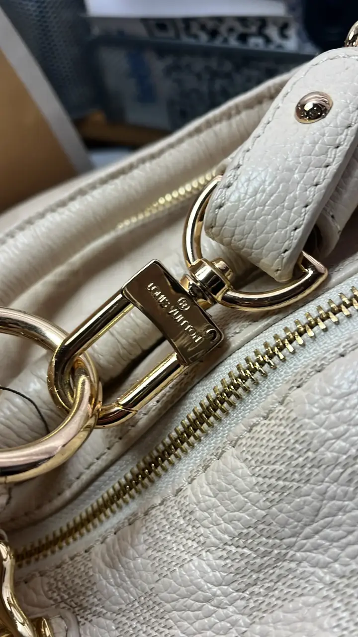 Bolso de cuero beige Louis Vuitton con cadena dorada - 2