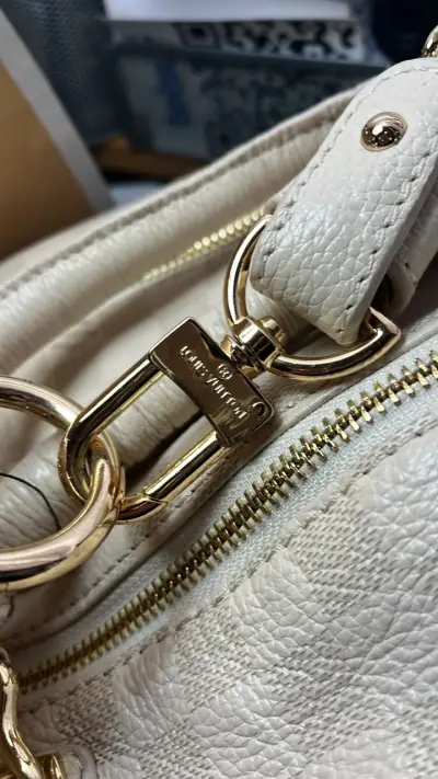Bolso de cuero beige Louis Vuitton con cadena dorada - miniatura 2