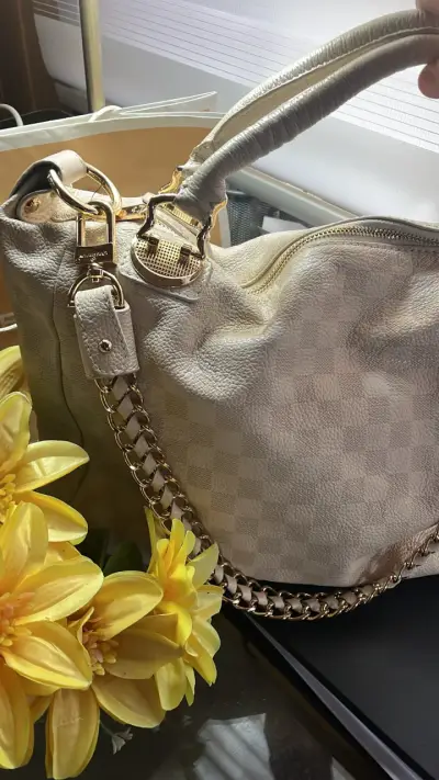 Bolso de cuero beige Louis Vuitton con cadena dorada - miniatura 3
