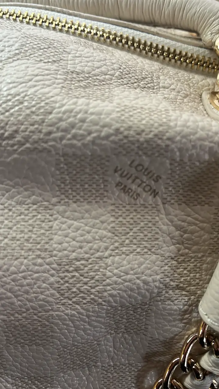 Bolso de cuero beige Louis Vuitton con cadena dorada - 4