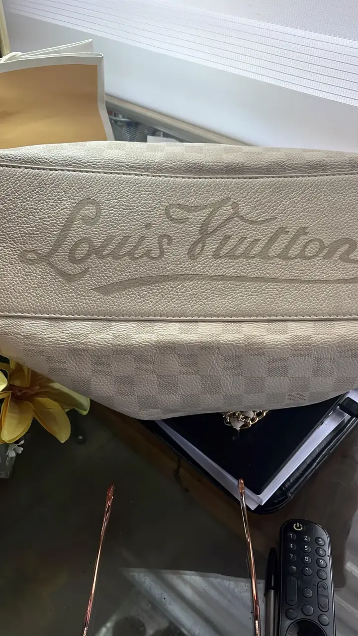 Bolso de cuero beige Louis Vuitton con cadena dorada - 5