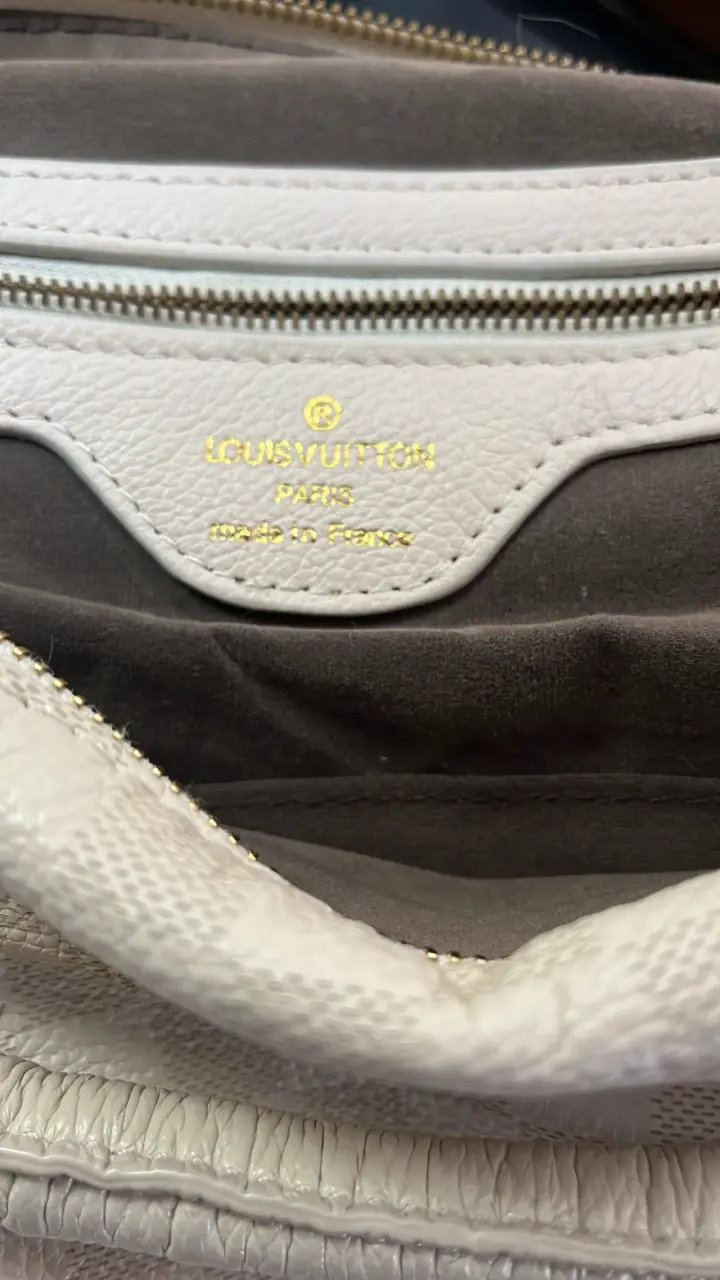 Bolso de cuero beige Louis Vuitton con cadena dorada - 6