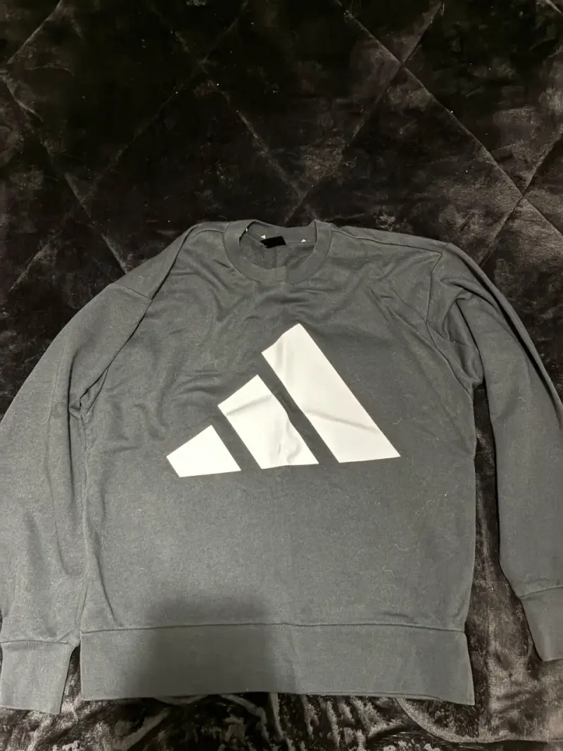 Polerón gris con logo grande