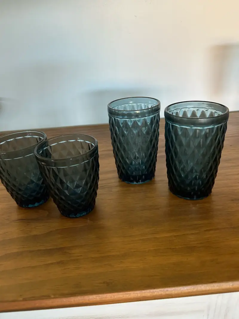 Set de vasos y copas de vidrio azul - 1