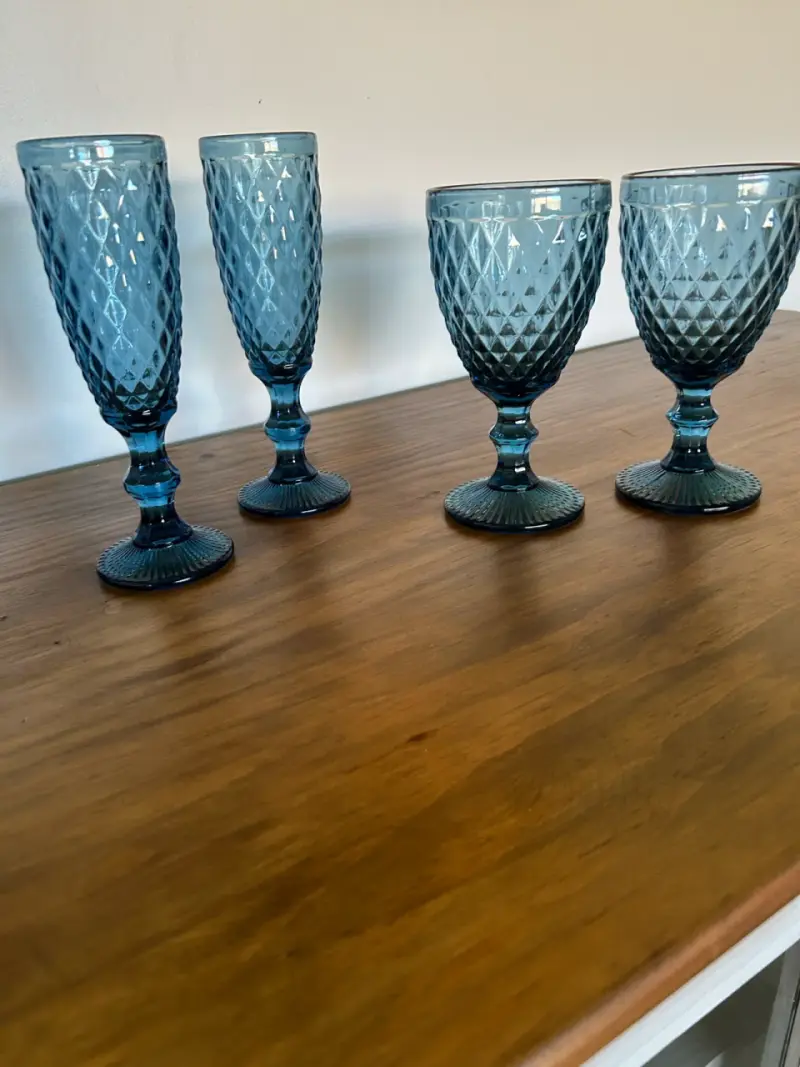 Set de vasos y copas de vidrio azul - 2