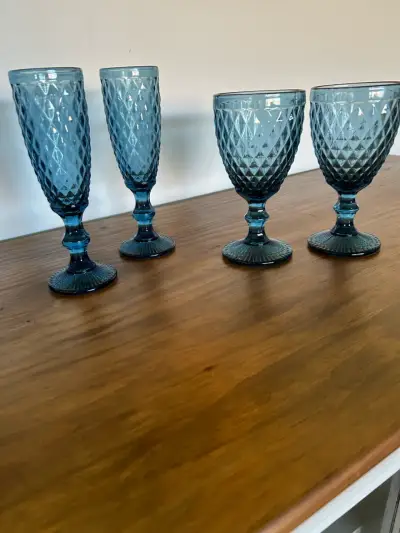 Set de vasos y copas de vidrio azul - miniatura 2