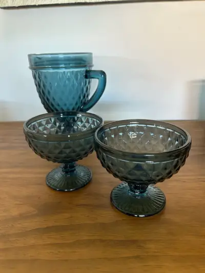 Set de vasos y copas de vidrio azul - miniatura 3