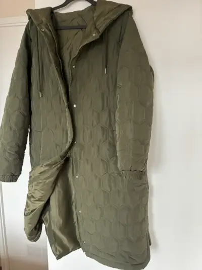 Abrigo largo acolchado verde para mujer - miniatura 3