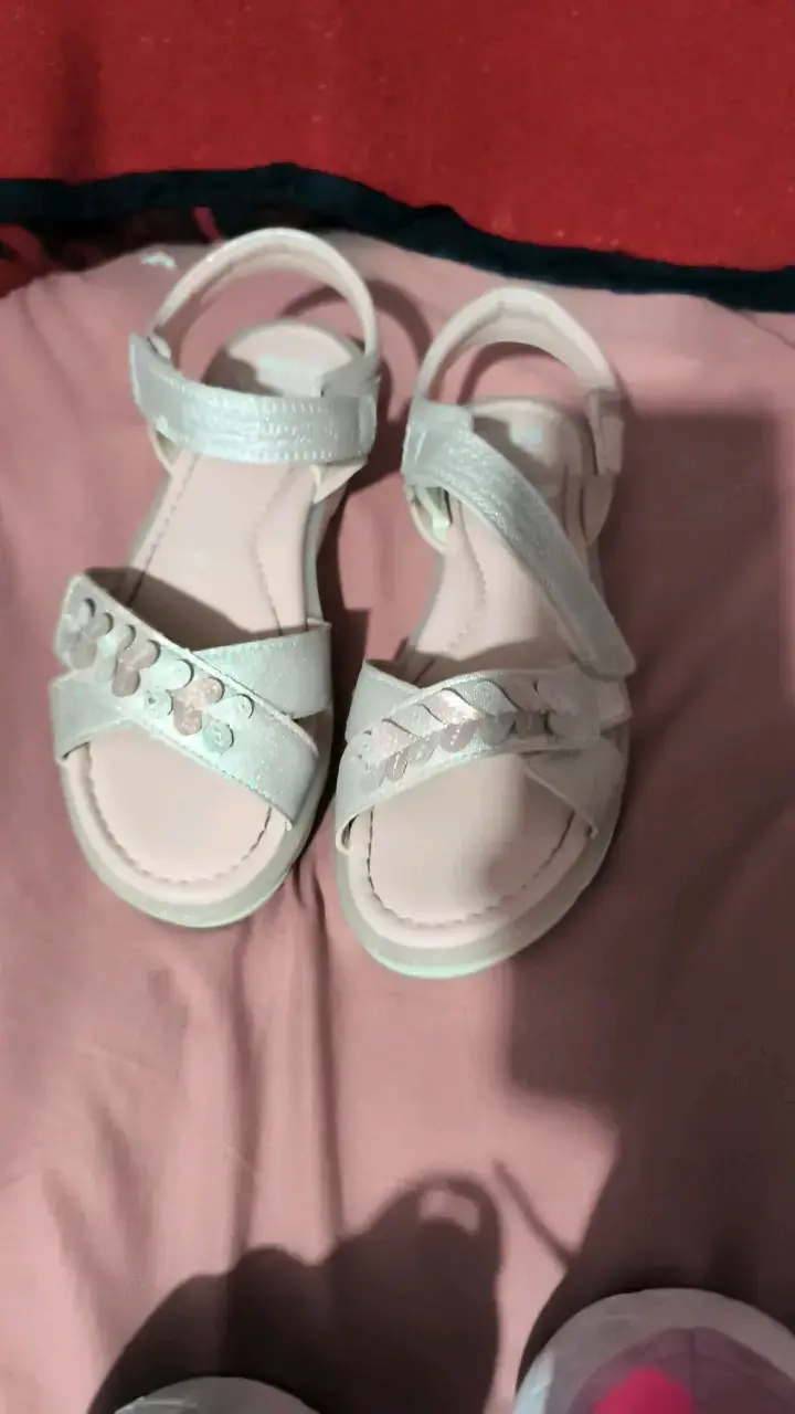 Sandalias blancas para niña con diseño floral