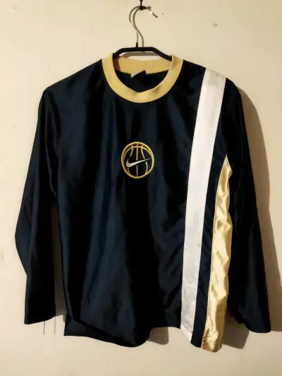 Polera deportiva Nike negra con detalles dorados - miniatura 1