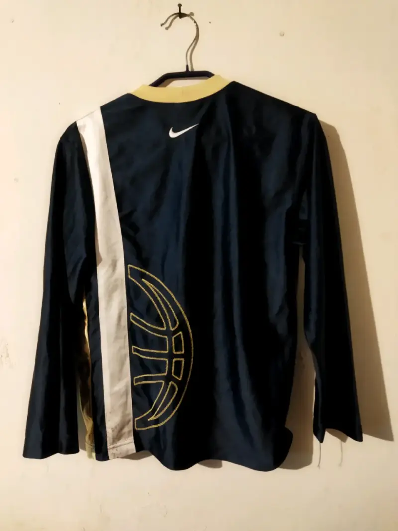 Polera deportiva Nike negra con detalles dorados - 2