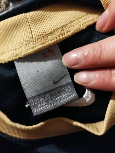 Polera deportiva Nike negra con detalles dorados - miniatura 3