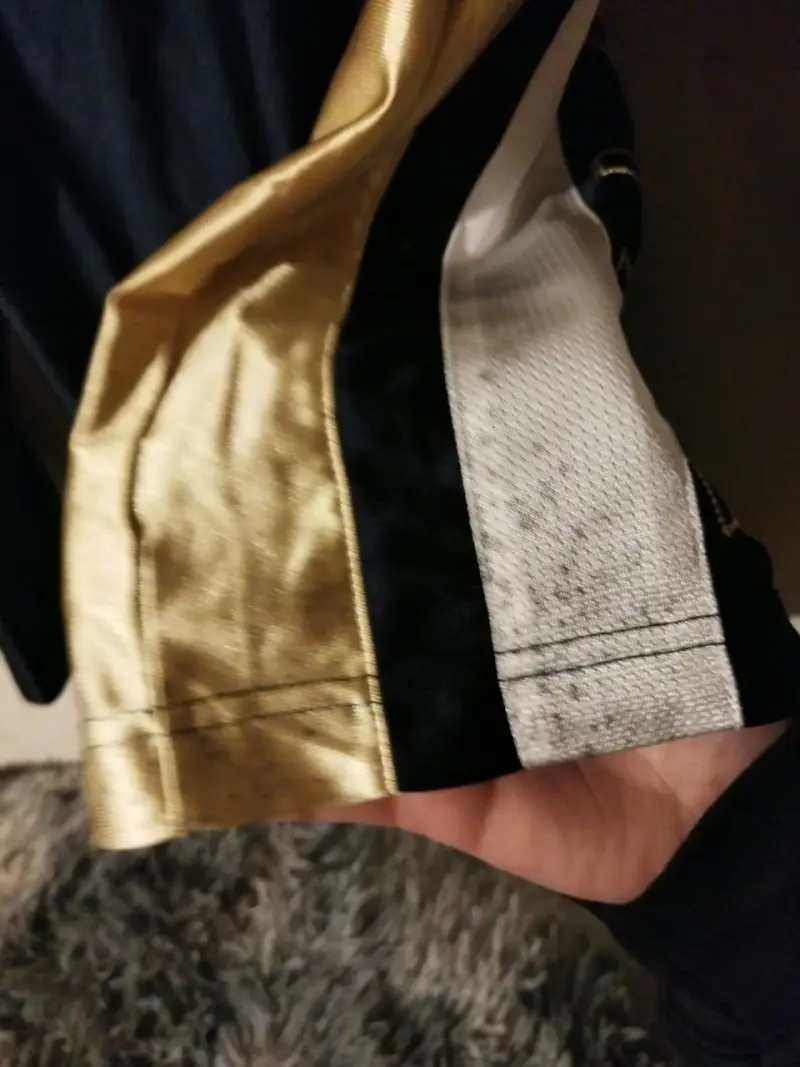 Polera deportiva Nike negra con detalles dorados - 4