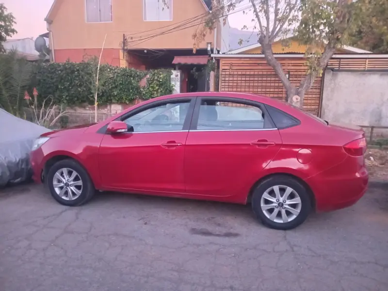 Auto sedán rojo en buen estado - 2