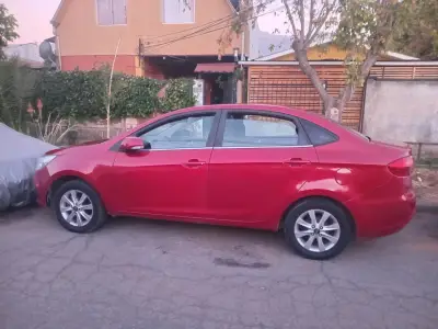 Auto sedán rojo en buen estado - miniatura 2