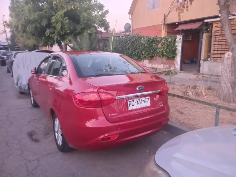 Auto sedán rojo en buen estado - 3