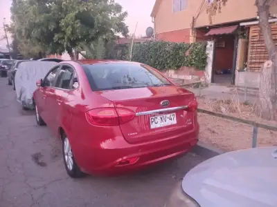 Auto sedán rojo en buen estado - miniatura 3