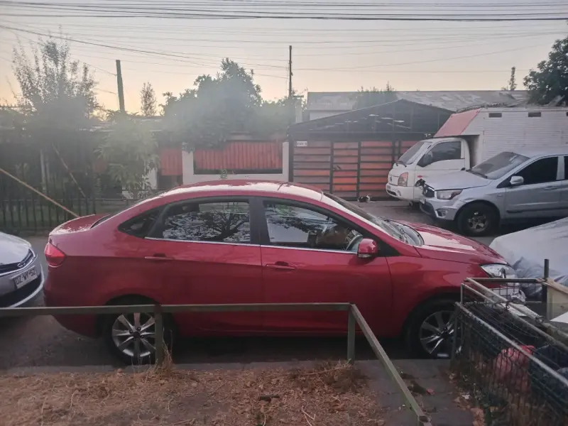 Auto sedán rojo en buen estado - 4