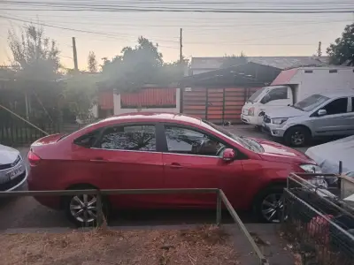 Auto sedán rojo en buen estado - miniatura 4