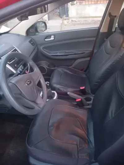 Auto sedán rojo en buen estado - miniatura 6