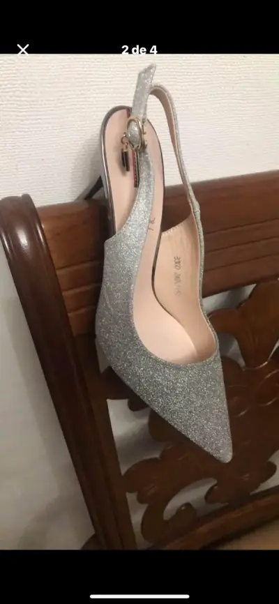 Zapatos de tacón plateados con brillo - miniatura 1