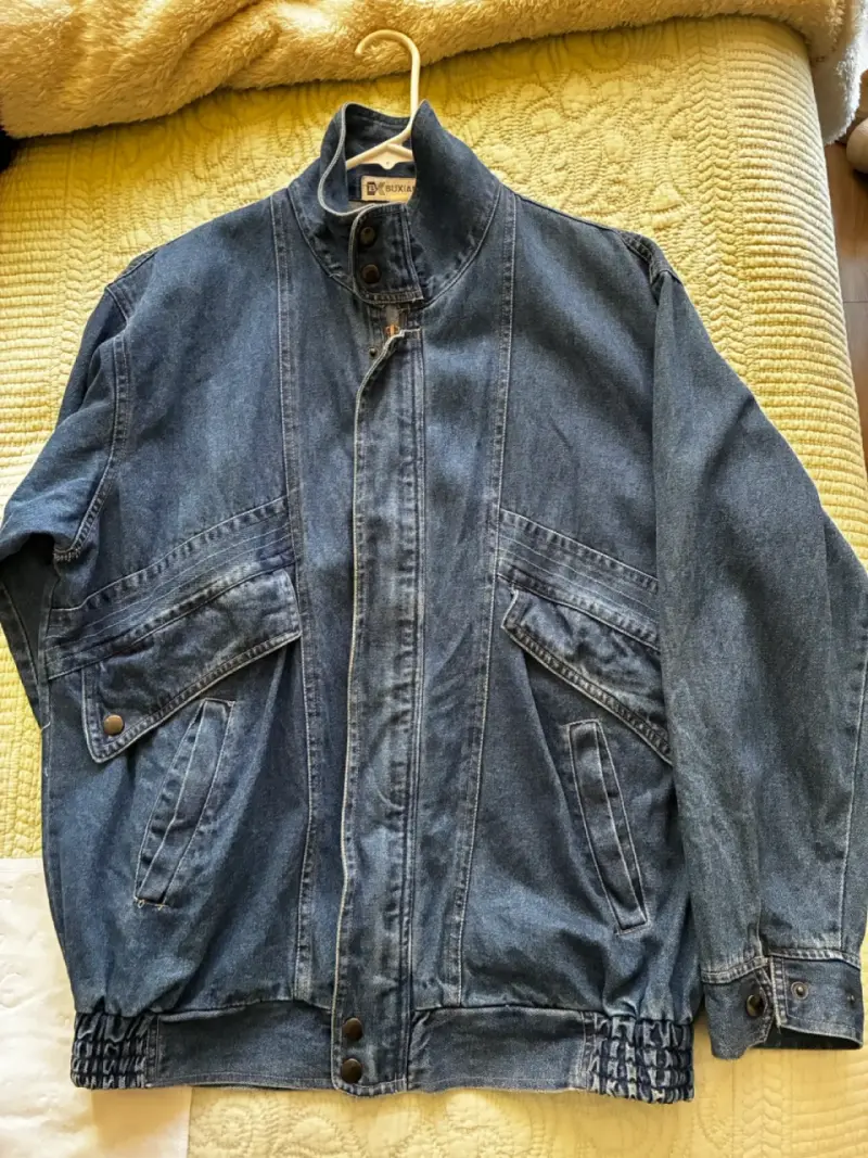 Chaqueta de mezclilla azul con bolsillos - 1