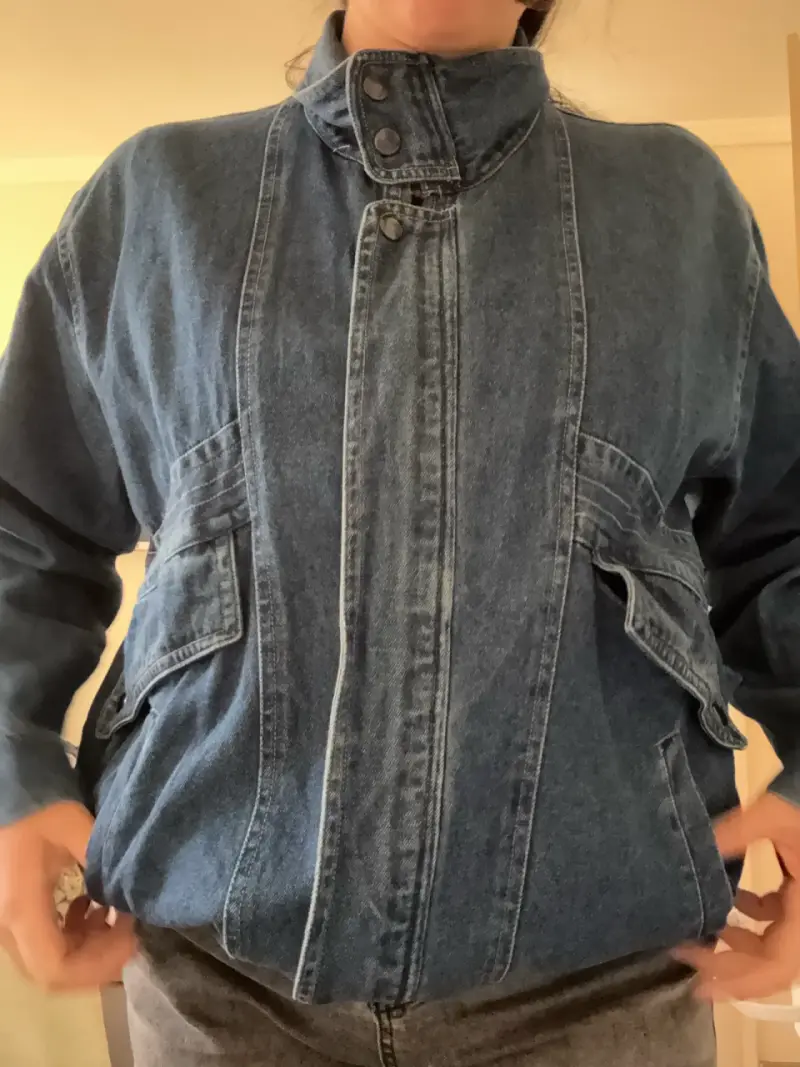 Chaqueta de mezclilla azul con bolsillos - 2
