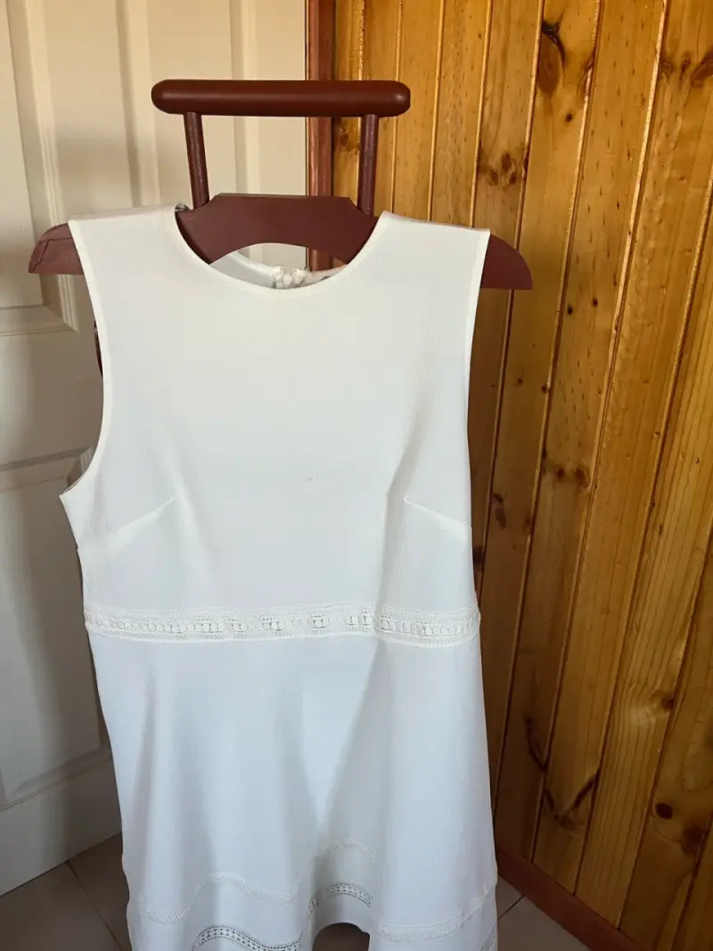 Vestido blanco sin mangas con detalles de encaje - 1