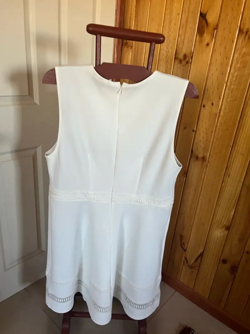 Vestido blanco sin mangas con detalles de encaje - 2
