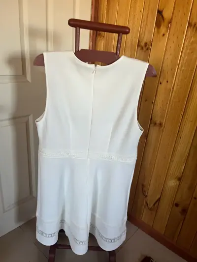 Vestido blanco sin mangas con detalles de encaje - miniatura 2