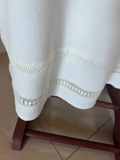 Vestido blanco sin mangas con detalles de encaje - miniatura 3