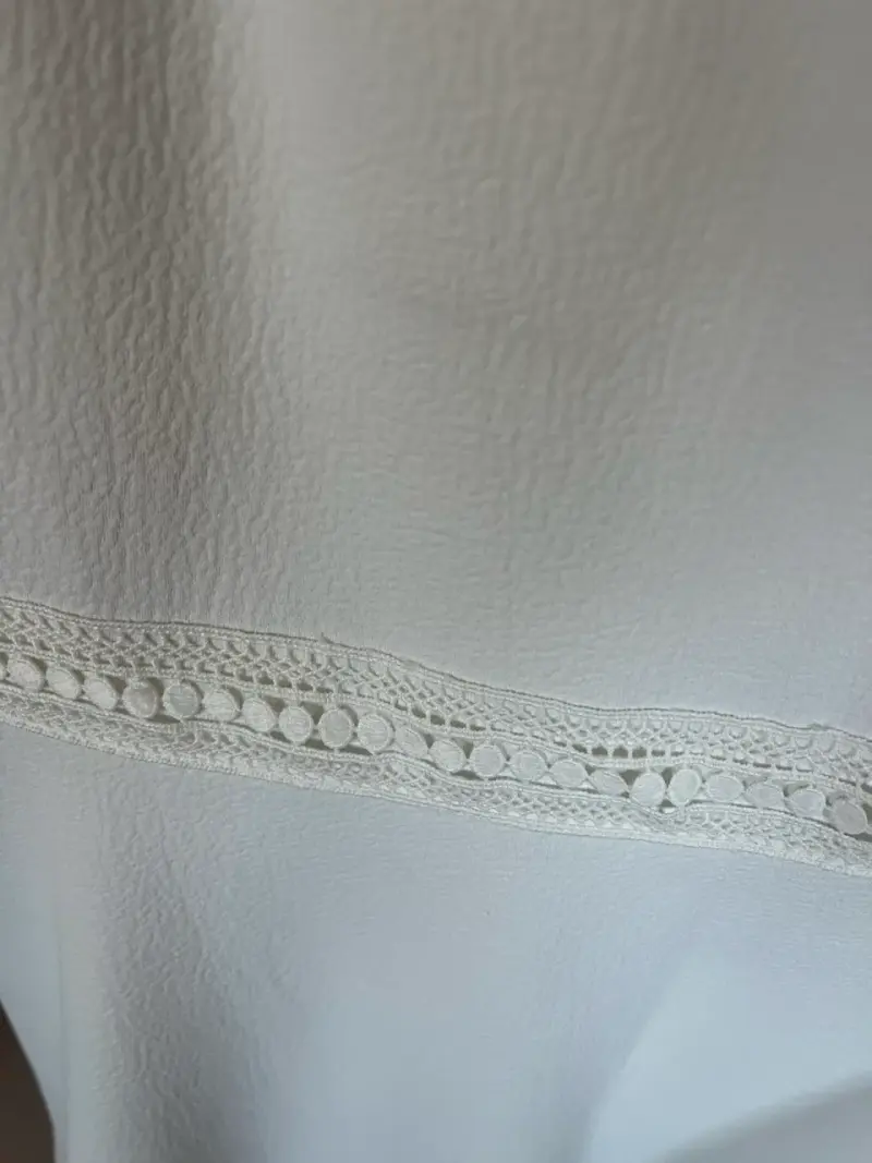 Vestido blanco sin mangas con detalles de encaje - 4