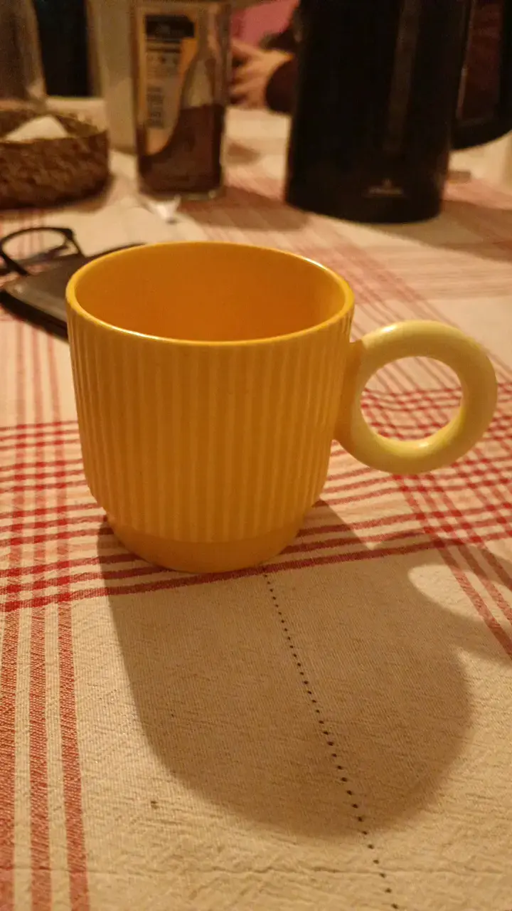 Taza amarilla de plástico con diseño acanalado