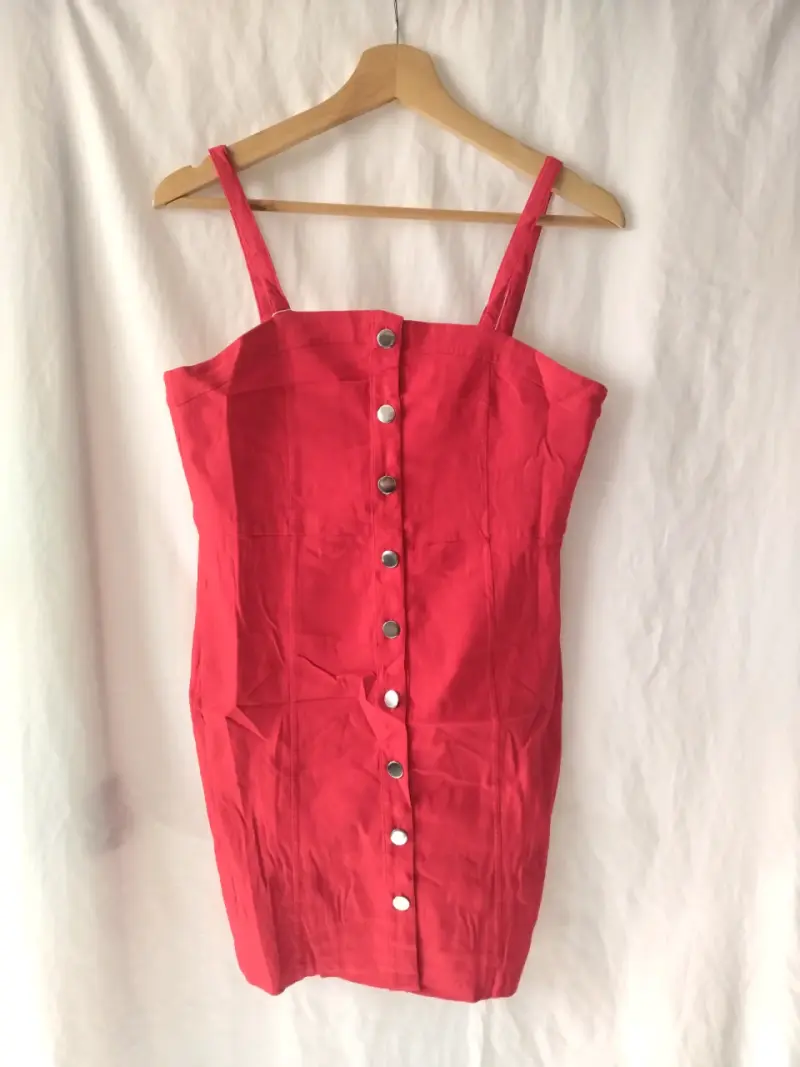 Vestido rojo con botones delanteros tipo jardinera